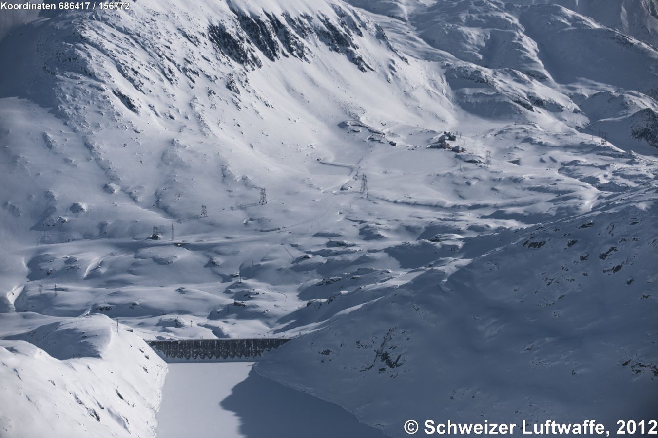 Lago di Lucendro, Position 2'685'186.30, 1'157'585.92, am unteren Bildrand Mitte. Im Bildzentrum Lago della Piazza und südlich daran Ospizio San Gottardo. Am oberen Bildrand rechts südwärts Richtung Tremola, am linken Bildrand nordwärts Richtung Urserental. Kristalliner Berghang im Bildhintergrund: Monte Prosa